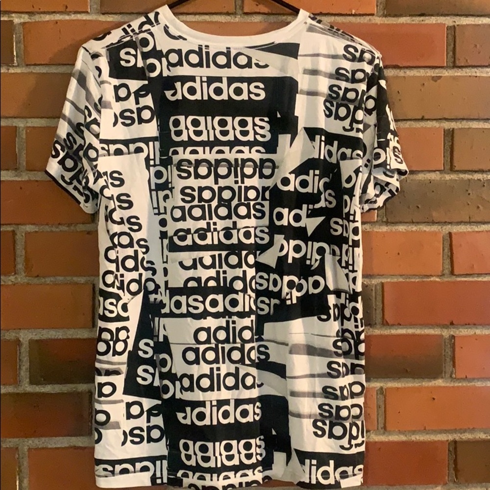 Flattering Adidas Graphic Tee. 🤍🖤